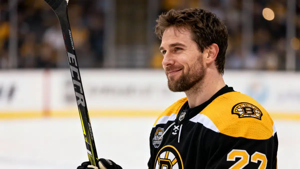 Coup de théâtre en LNH : Brad Marchand écope de la sanction maximale après son accrochage musclé